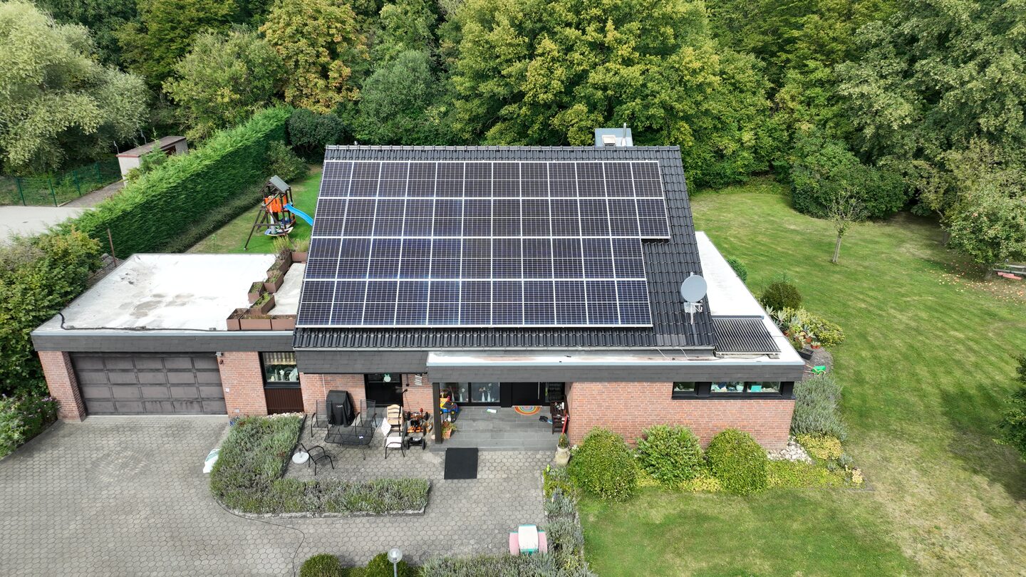 Photovoltaikanlage auf dem Dach eines Einfamilienhauses