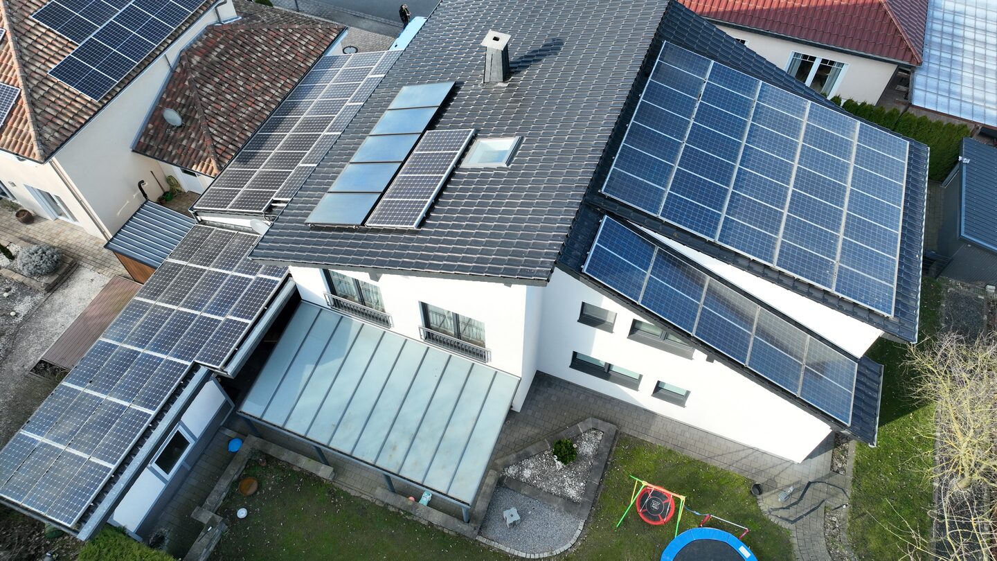Photovoltaikanlage auf dem Dach eines Einfamilienhauses