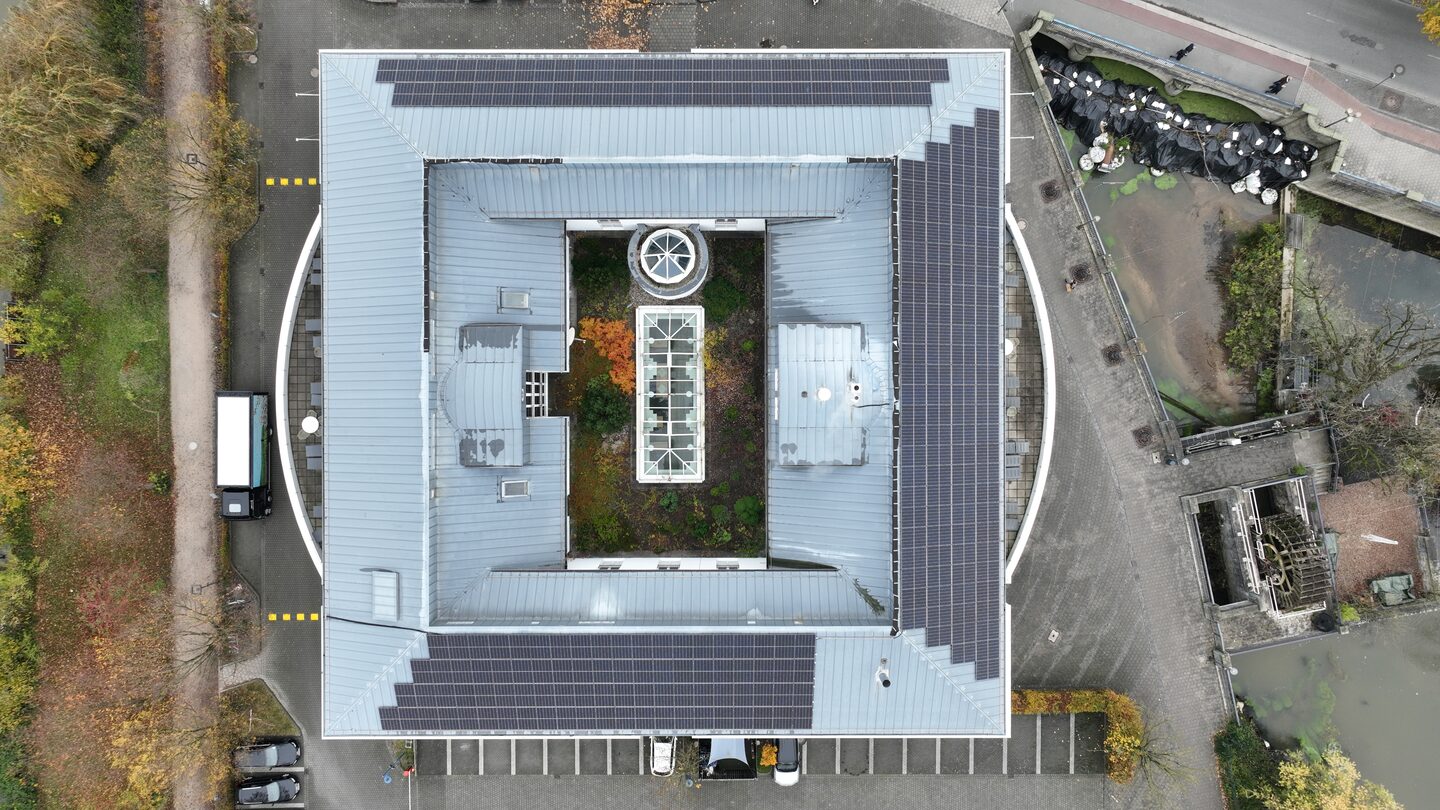 Photovoltaikanlage auf dem Dach eines Bürogebäudes