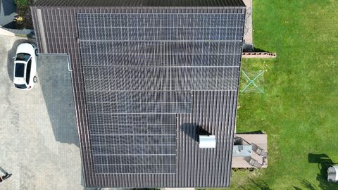 Vollbelegtes Satteldach mit Solarmodulen
