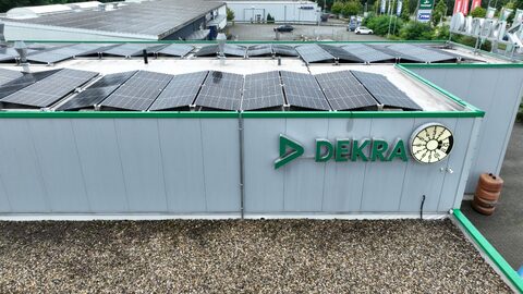 Solaranlage auf Einfamilienhaus mit Garten