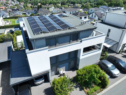 Großflächige Anlage auf historischem Gebäude